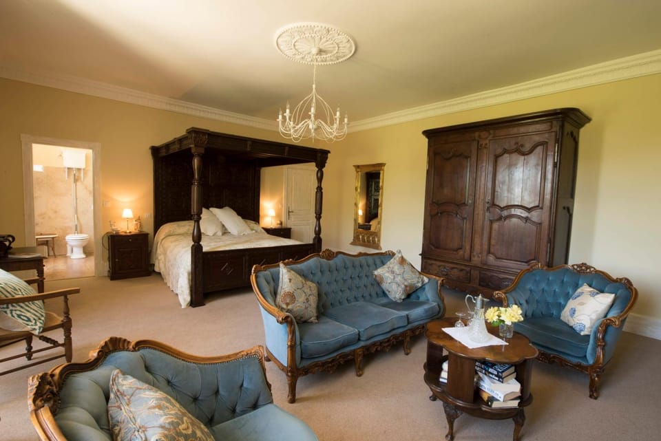 Bed, Photo of the whole room, Seating area, Bedroom