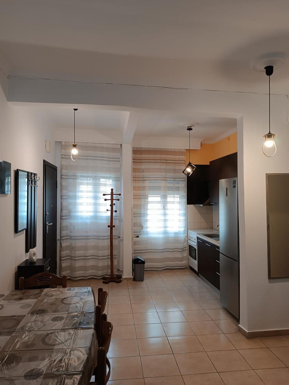 Kitchen or kitchenette, Photo of the whole room, oven