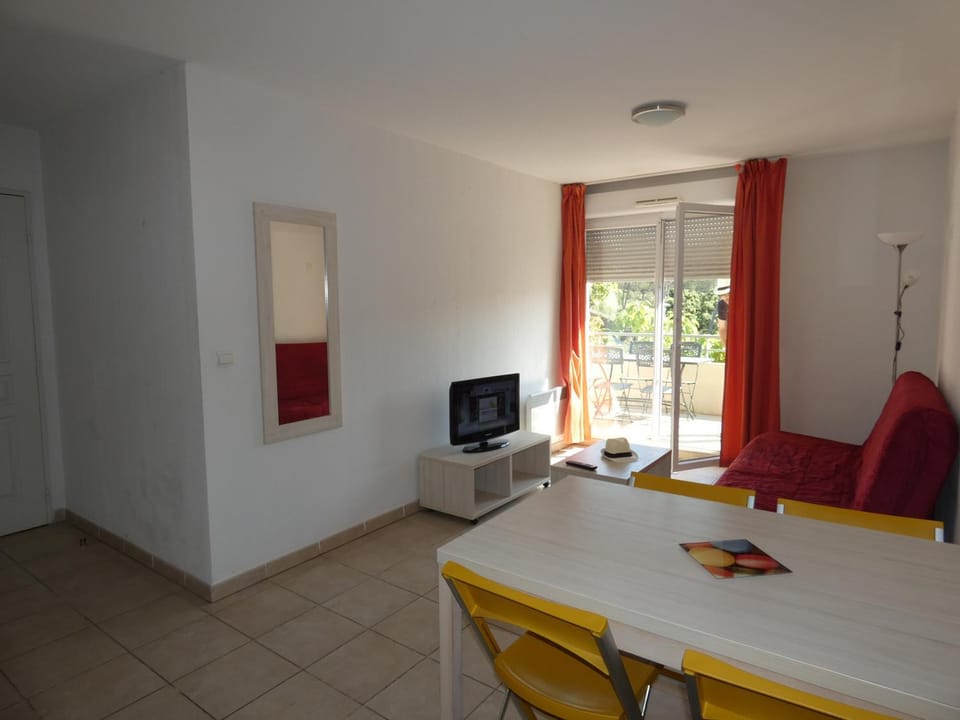 Communal lounge/ TV room, Living room, Dining area