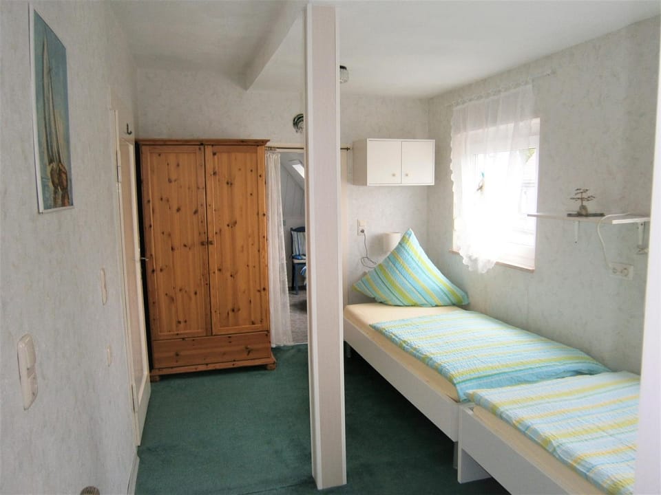 Photo of the whole room, Bedroom, furniture