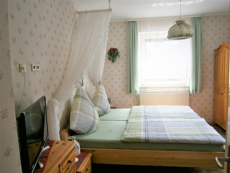 Bed, TV and multimedia, Photo of the whole room, Bedroom, wardrobe