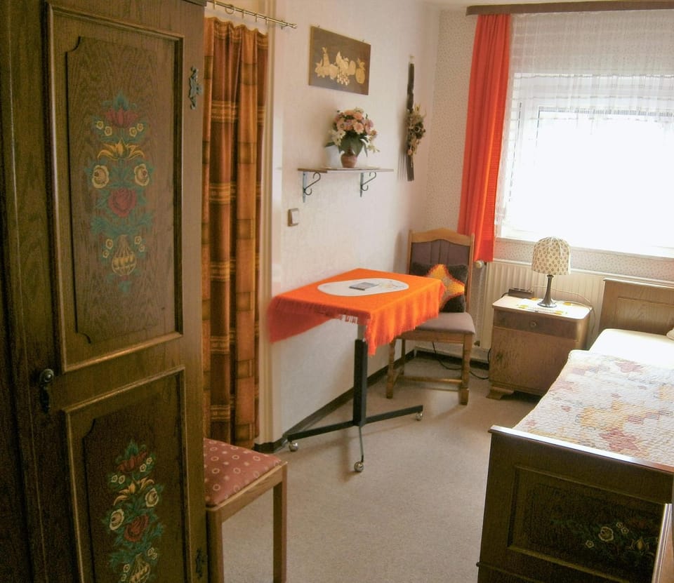 Bed, Photo of the whole room, Seating area, Bedroom, wardrobe