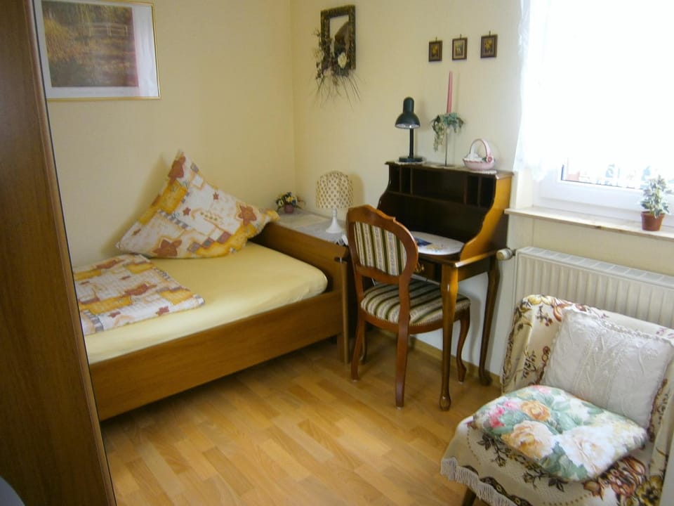 Bed, Photo of the whole room, Decorative detail, Seating area, Bedroom, furniture