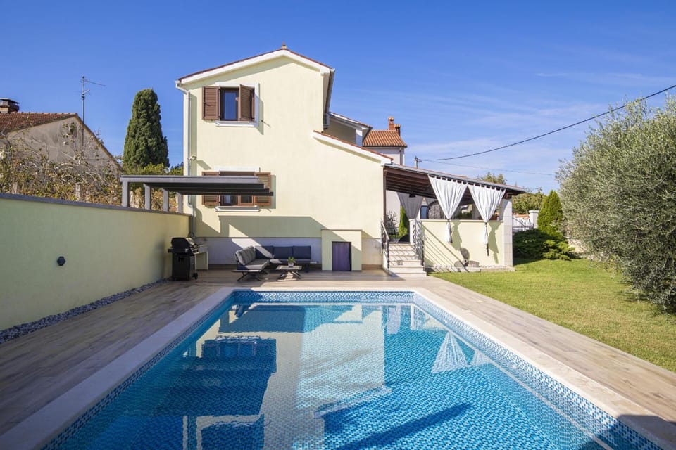Property building, Day, Swimming pool