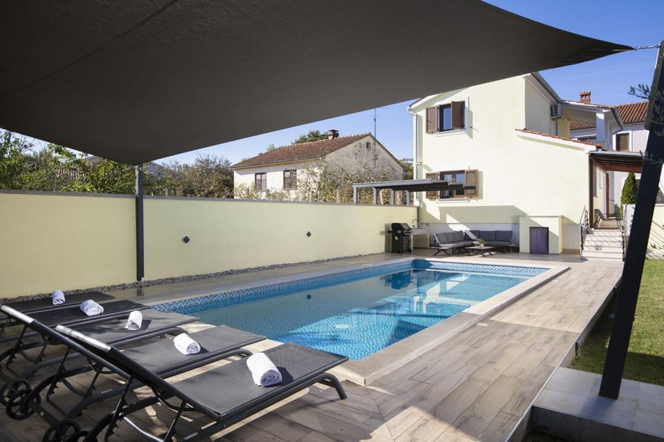 Property building, Day, Swimming pool, sunbed