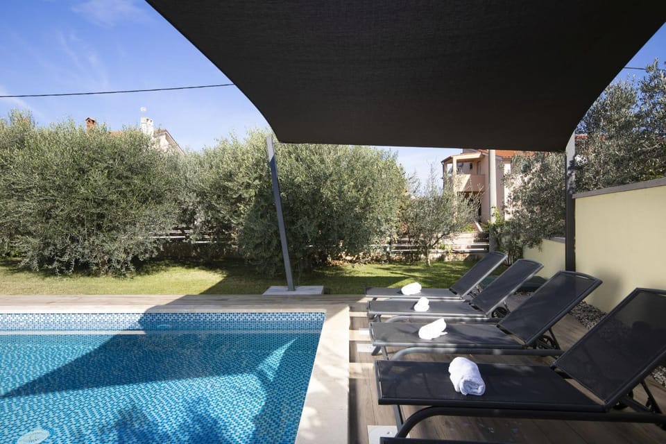 Day, Swimming pool, sunbed