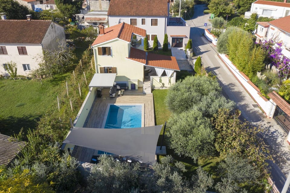 Property building, Day, Swimming pool