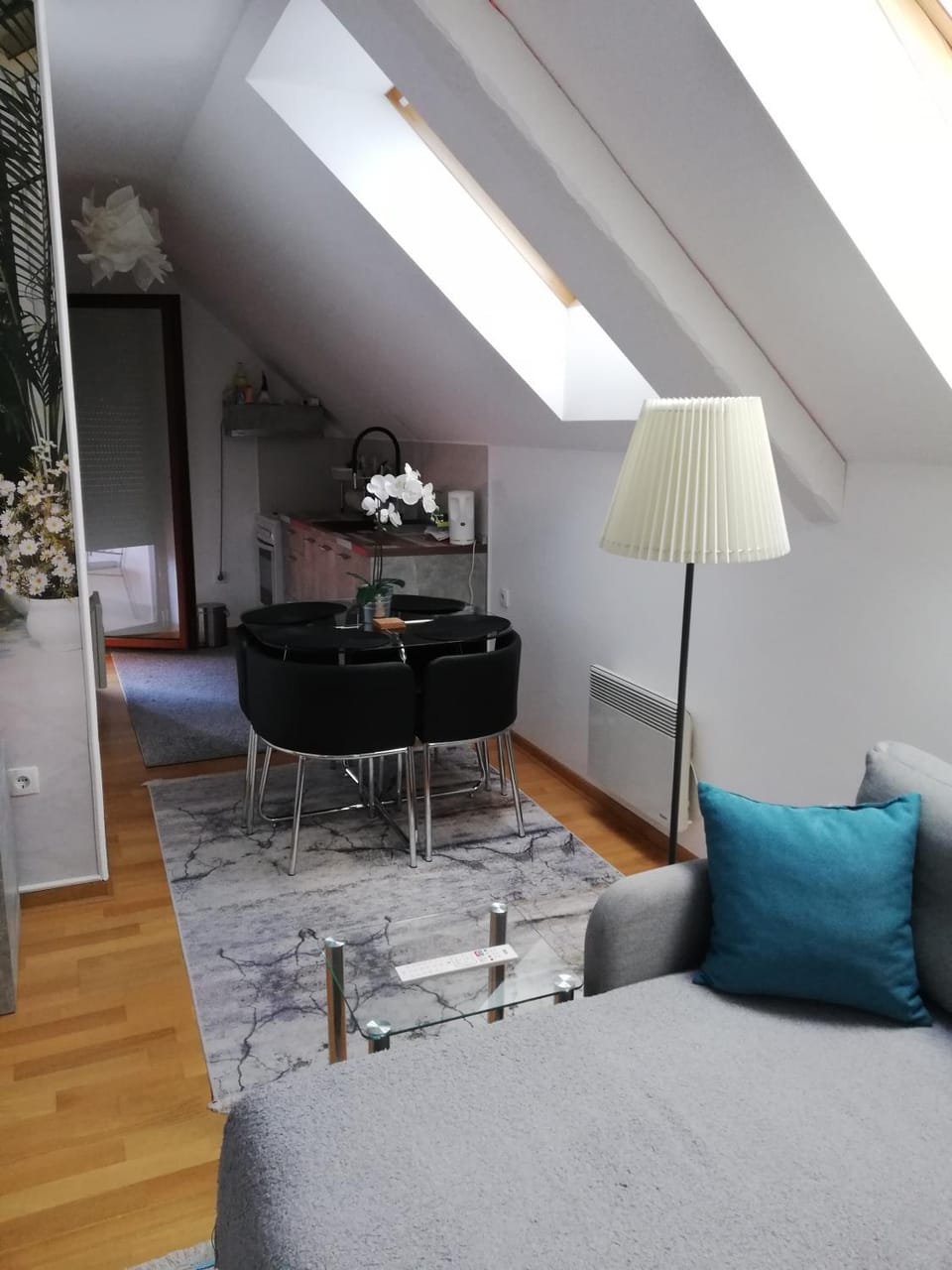 Kitchen or kitchenette, Living room, Seating area, Dining area
