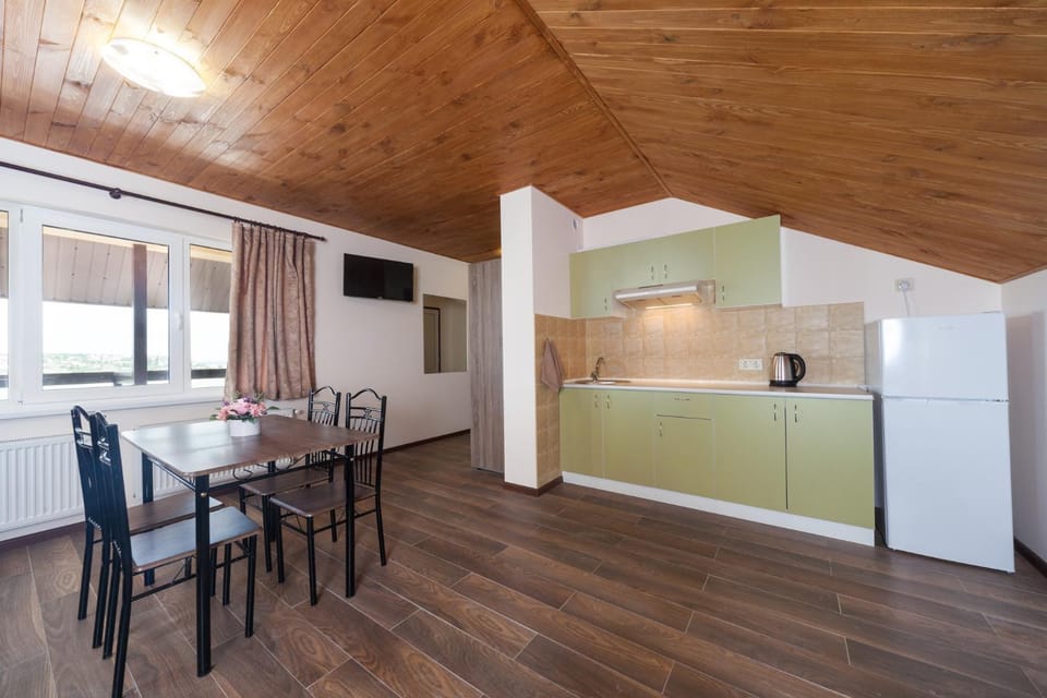 Kitchen or kitchenette, Dining area