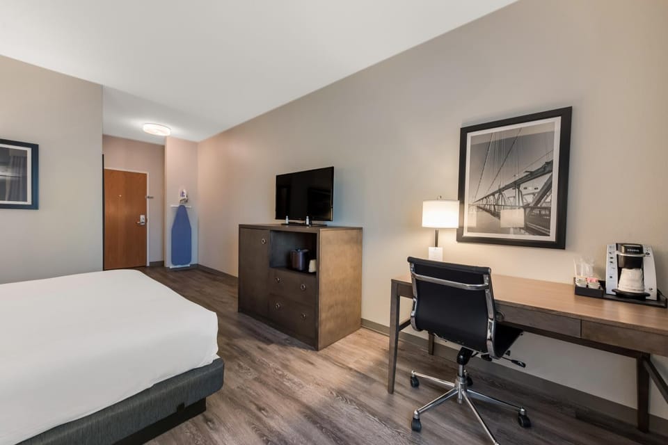 Bed, TV and multimedia, Photo of the whole room, Bedroom