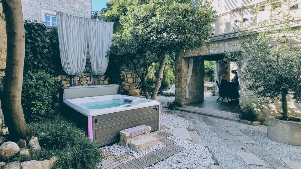 Garden, Hot Tub, Spa and wellness centre/facilities