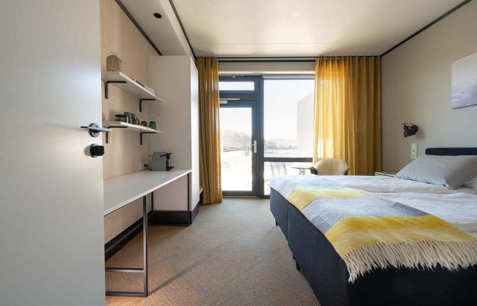 Photo of the whole room, Bedroom, wardrobe