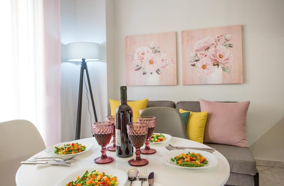 Food and drinks, Dining area, Food, Drinks, Alcoholic drinks