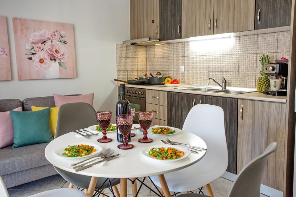 Kitchen or kitchenette, Dining area, Communal kitchen