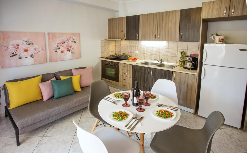 Kitchen or kitchenette, Dining area, Communal kitchen