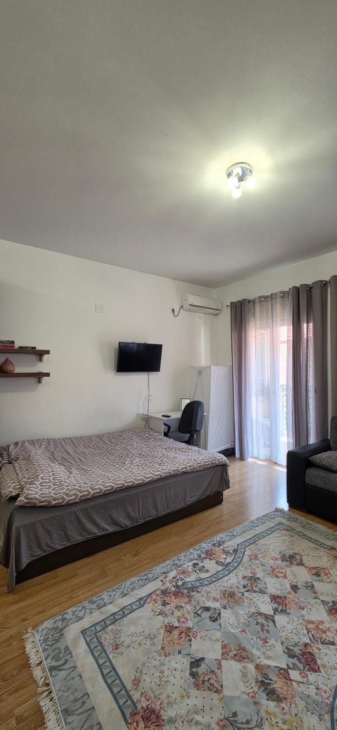 Bed, TV and multimedia, Photo of the whole room