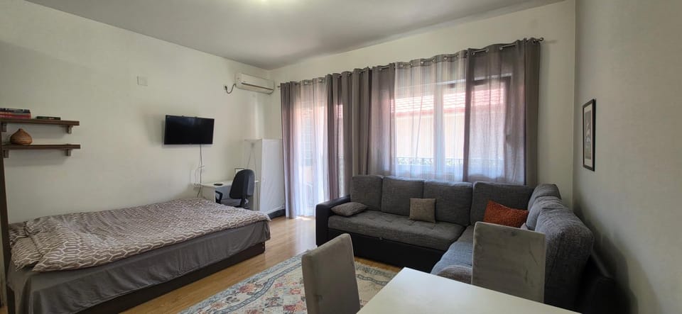 Bed, TV and multimedia, Living room, Photo of the whole room, Seating area