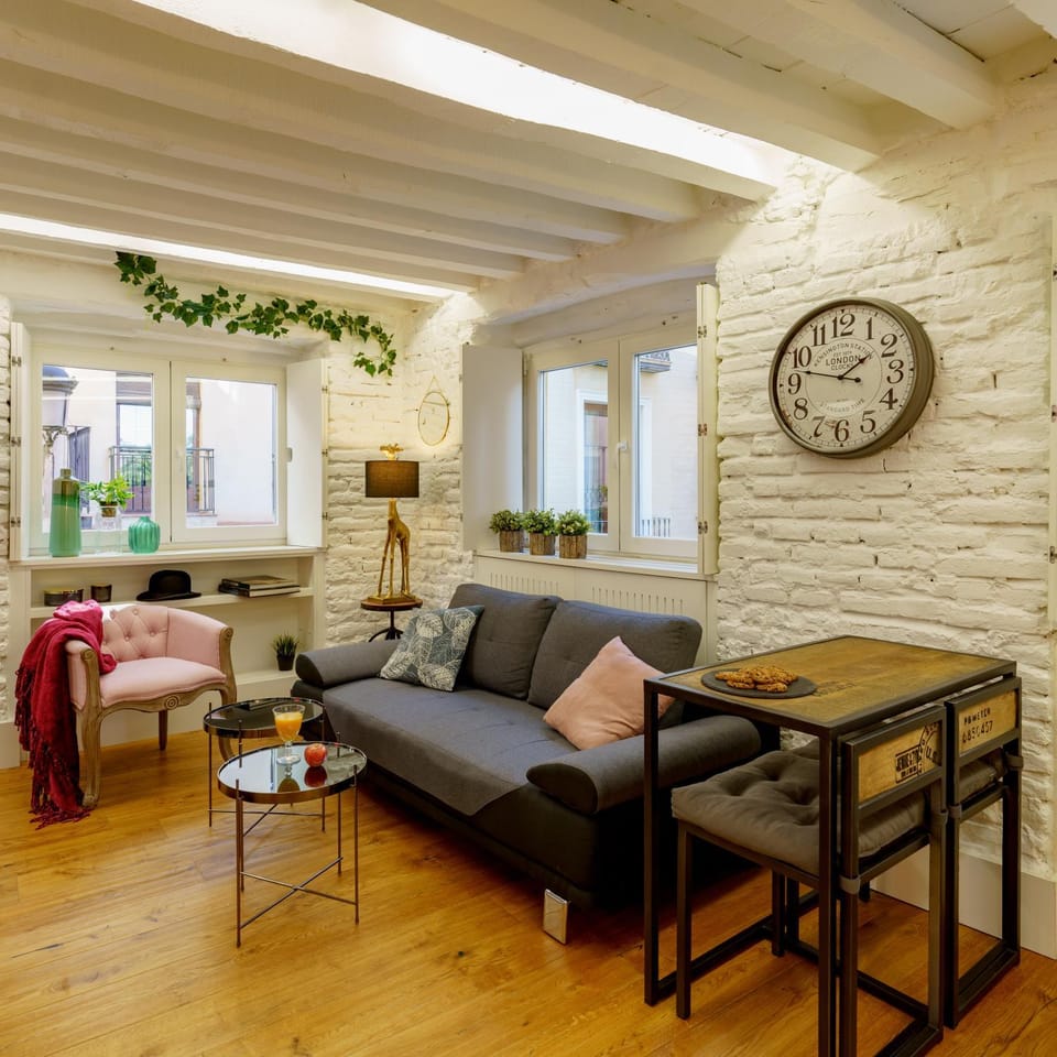 TV and multimedia, Photo of the whole room, Seating area, Dining area