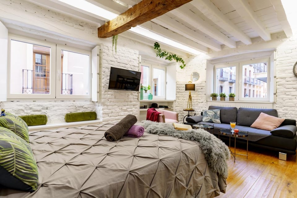 Bed, TV and multimedia, Photo of the whole room, Decorative detail, Bedroom