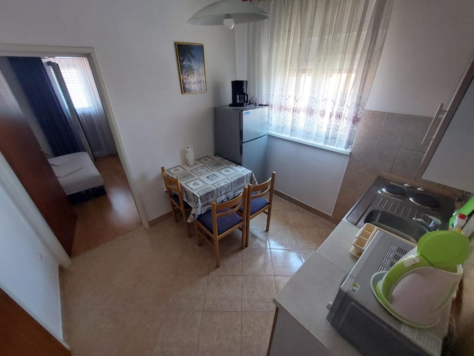 Kitchen or kitchenette, Dining area, minibar