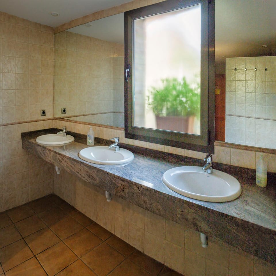 ALBERGUE SAN SATURNINO Hostel in La Rioja