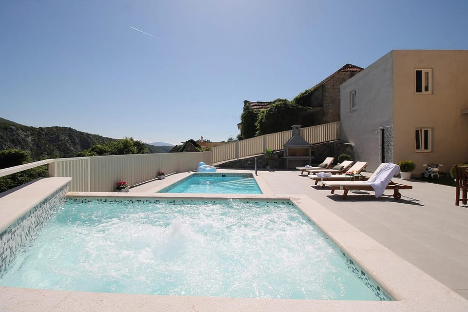 BBQ facilities, Balcony/Terrace, Seating area, Mountain view, Swimming pool