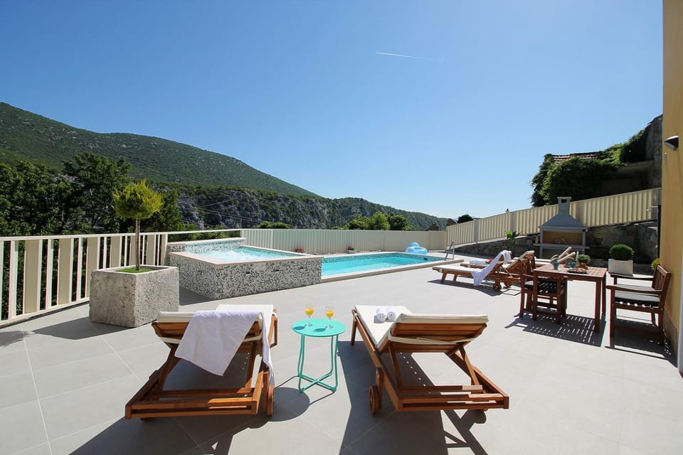 BBQ facilities, Balcony/Terrace, Mountain view, Swimming pool