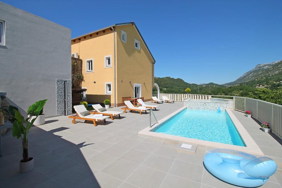BBQ facilities, Garden, Seating area, Dining area, Swimming pool