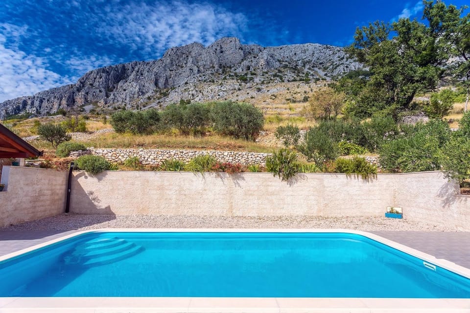 Property building, Garden, Balcony/Terrace, Seating area, Swimming pool