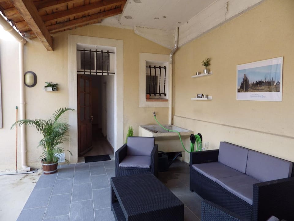 Property building, Landmark view, Alcoholic drinks