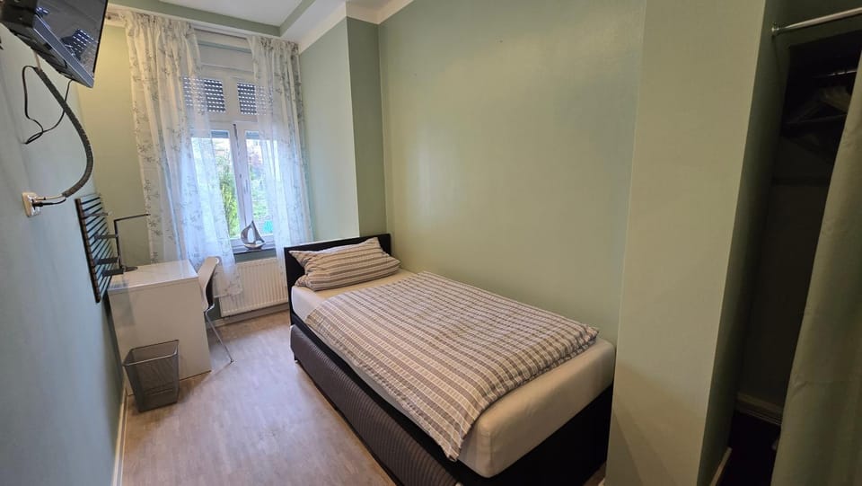 Bed, TV and multimedia, Seating area, Bedroom