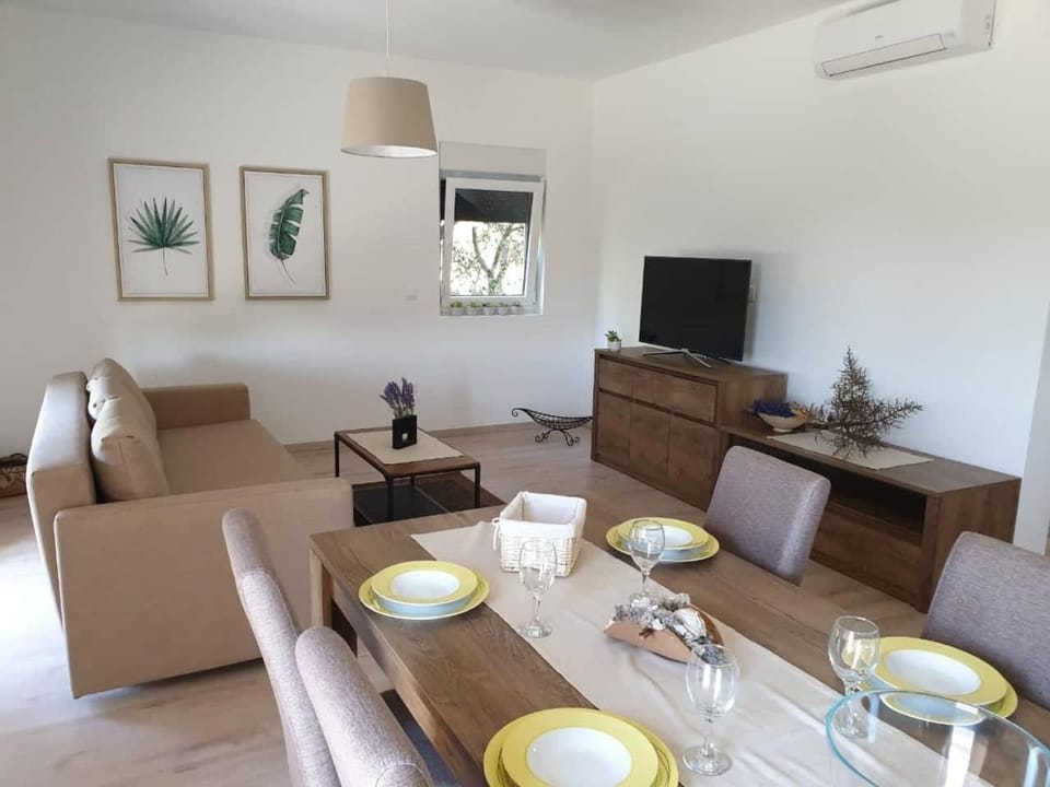 Living room, Dining area