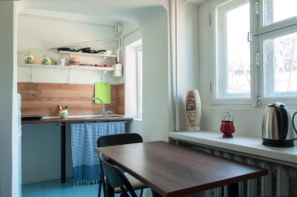 Kitchen or kitchenette, Dining area