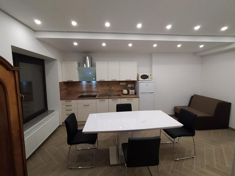 Kitchen or kitchenette, Living room, Seating area, Dining area