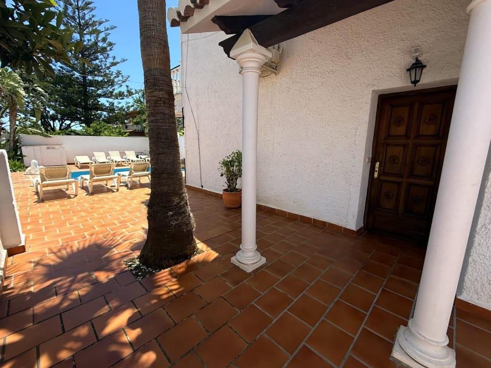 Property building, Facade/entrance, Off site