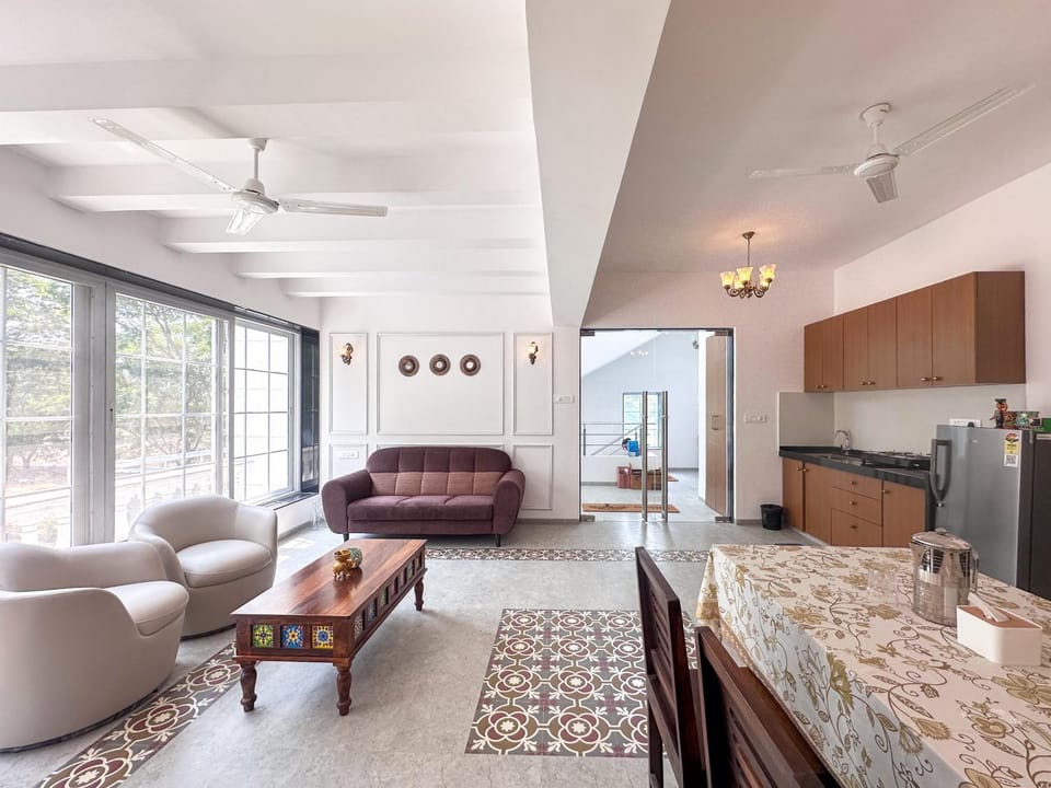 Kitchen or kitchenette, Living room, Seating area, Dining area