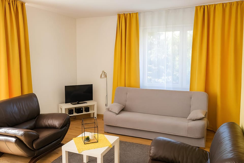 TV and multimedia, Living room, Seating area, Entertainment