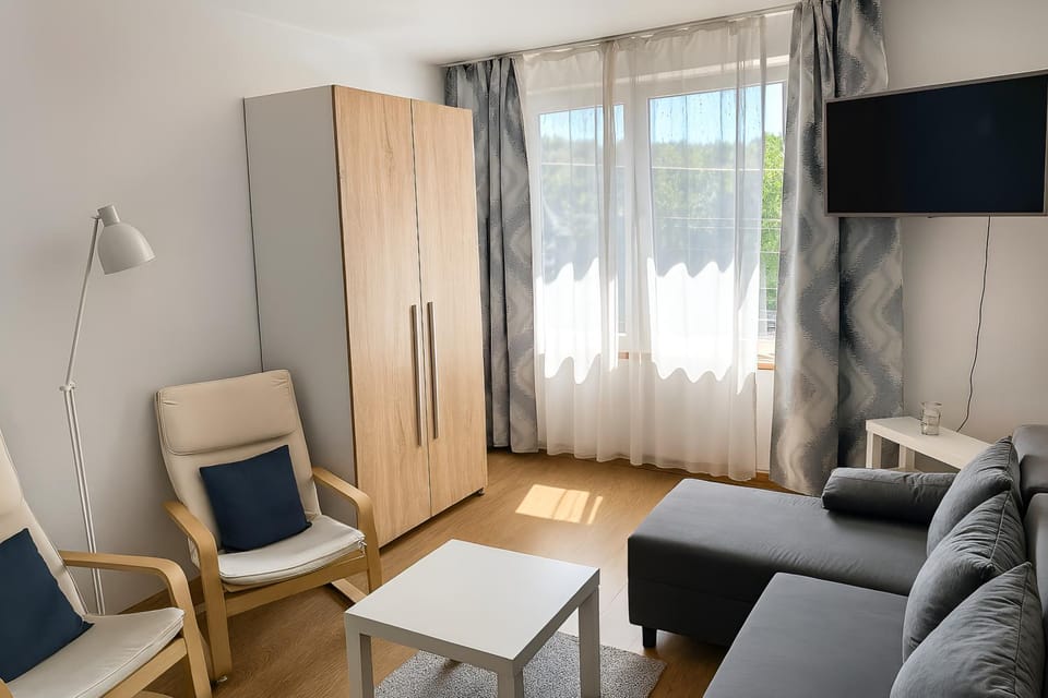 Bed, TV and multimedia, Living room, Photo of the whole room, Seating area, Bedroom, wardrobe