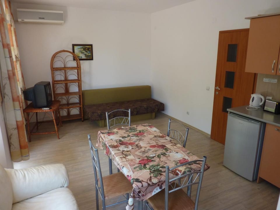 Coffee/tea facilities, Kitchen or kitchenette, Living room, Seating area, Dining area, air conditioner