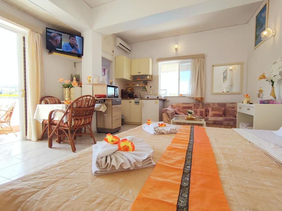 Bed, TV and multimedia, Kitchen or kitchenette, Living room, Photo of the whole room, Seating area, Dining area, Bedroom, minibar