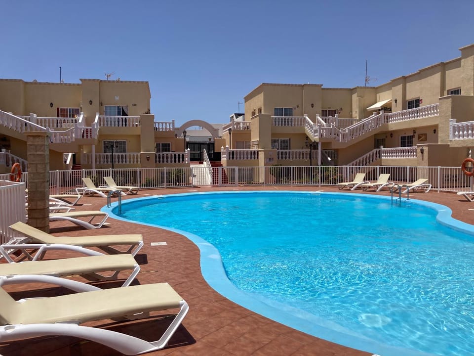 Swimming pool, sunbed