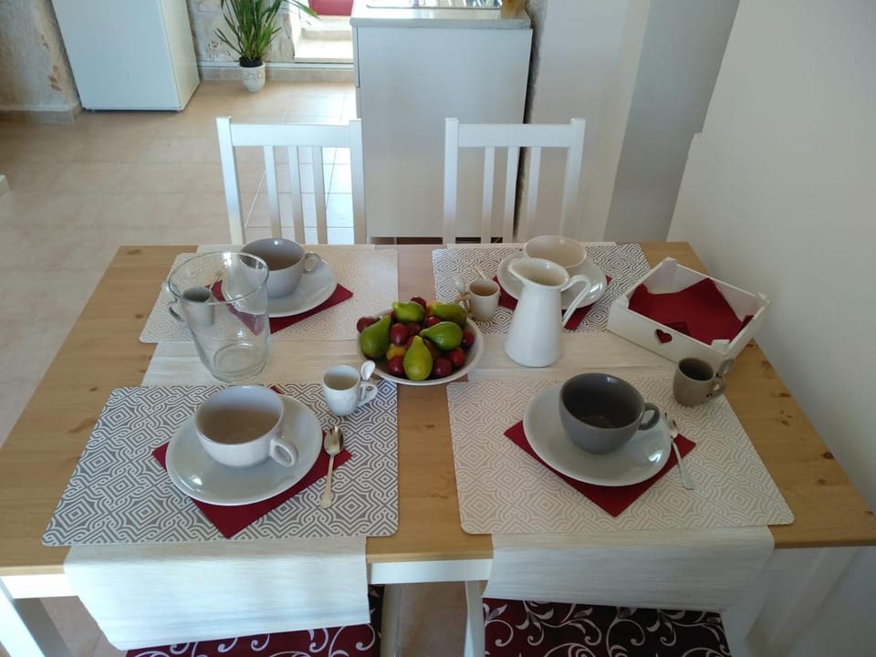 Coffee/tea facilities, Food and drinks, Dining area, Food, Breakfast, Continental breakfast, Drinks