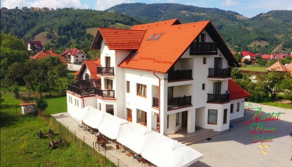 Property building, Day, Natural landscape, Bird's eye view, Mountain view
