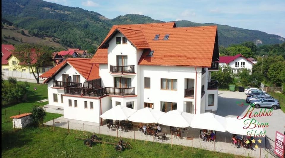 Property building, Day, Natural landscape, Bird's eye view, Mountain view, Location, Parking
