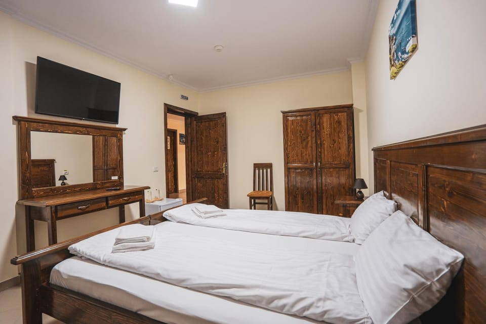 Bed, TV and multimedia, Photo of the whole room, towels, wardrobe