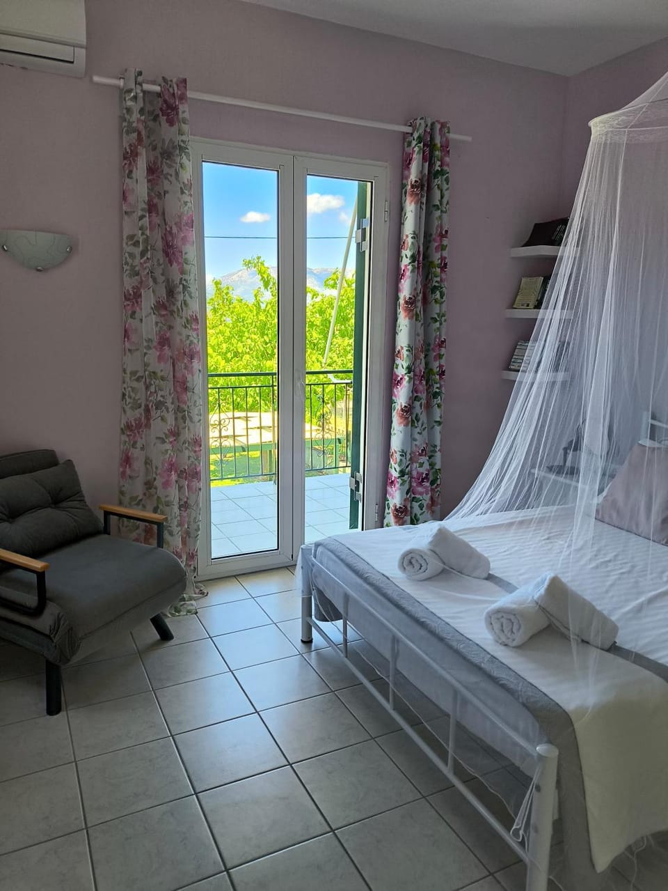 Bed, Photo of the whole room, air conditioner