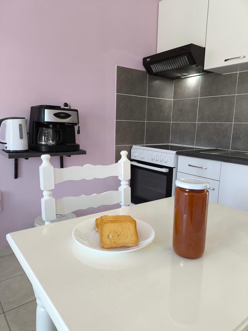 Coffee/tea facilities, Kitchen or kitchenette, stove