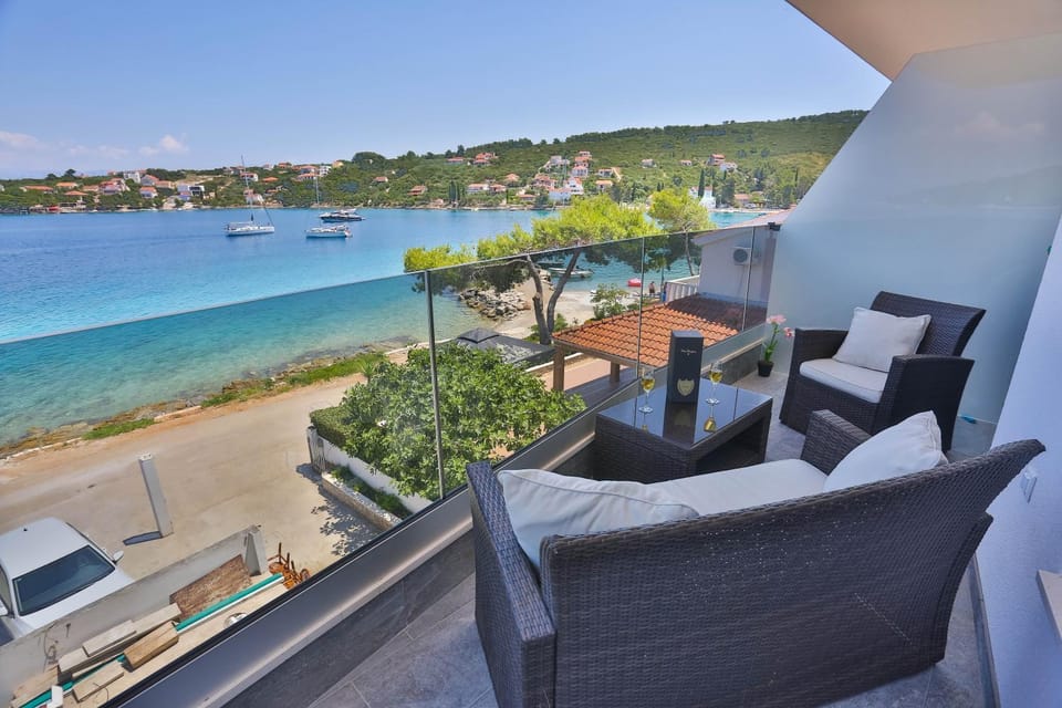 Natural landscape, Balcony/Terrace, Seating area, Sea view