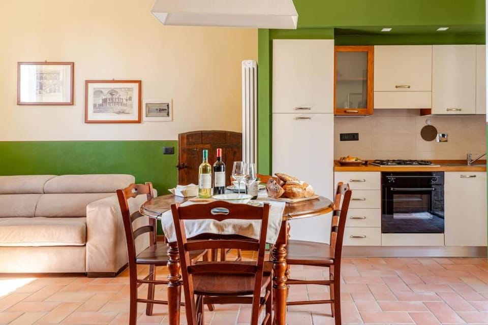 Kitchen or kitchenette, Dining area, stove