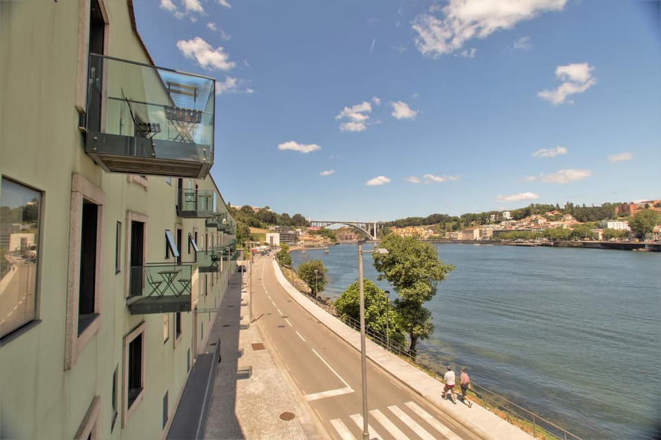 View (from property/room), Balcony/Terrace, City view, River view, Street view